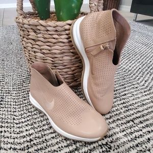 Nike Zoom Modairna Tan size 9